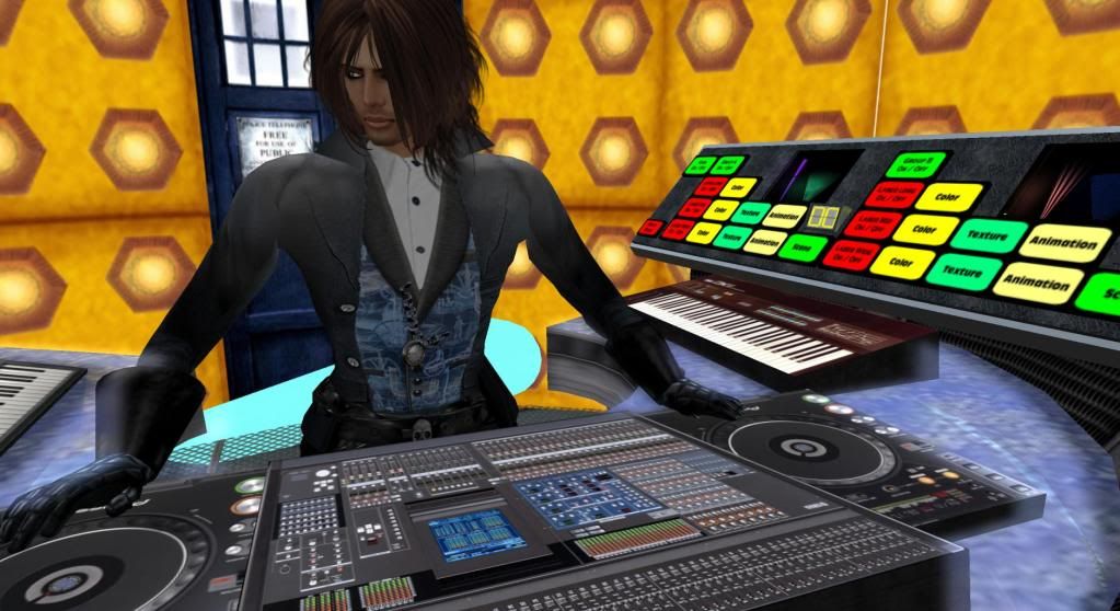 DJ Tristan rockin' the Maldovarium nightclub in Vega station