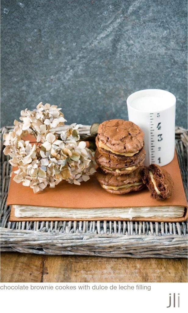 chocolate brownie cookies with dulce de leche filling